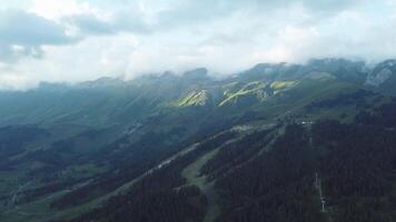 berg groen reeks in wolken landschap. top visie van de bergen met lucht en wolken video