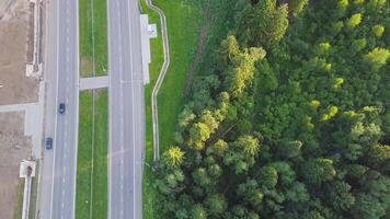 aéreo ver a el país autopista paso cerca bosque en hojas perennes del Norte bosques acortar. parte superior ver de el autopista cerca el bosque video