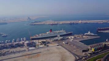 enorm Kreuzfahrt Schiff ist auf das Wasser. Antenne Aussicht von Dubai Seehafen vereinigt arabisch Emirate . oben Aussicht von das Konstruktion von ein Wasser Hafen im Dubai video