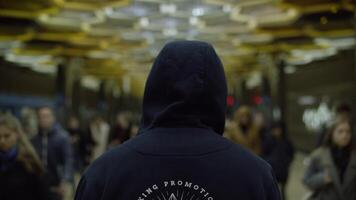 arrière vue de une Célibataire encapuchonné homme dans le métro. concept de solitude video