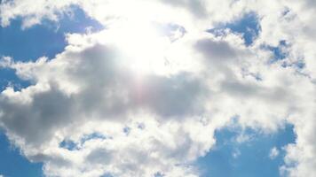 bellissimo Cloudscape con di grandi dimensioni, edificio nuvole e Alba rottura attraverso nube massa video