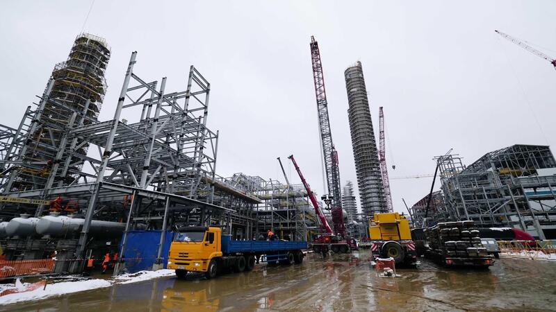 metaal bouw van de toekomst fabriek. industrieel streek, de uitrusting van olie verfijnen, close-up van industrieel pijpleidingen van een olieraffinaderij planten, details van olie pijpleiding met kleppen in groot olie raffinaderij 38530565 Stockvideo bij Vecteezy