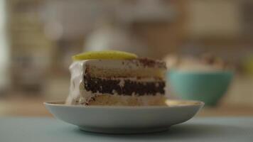 délicieux Chocolat gâteau dans blanc assiette sur en bois table arrière-plan, fermer. pièce de fait maison gâteau sur blanc assiette avec fraise sur une bois tableau, sélectionner concentrer et flou Contexte video