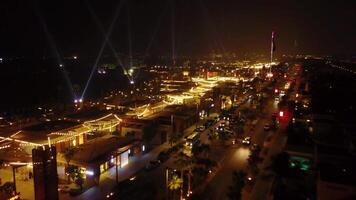 dubai marina stadsbild på de sommar natt, förenad arab emiraten. topp se av natt strand i dubai video