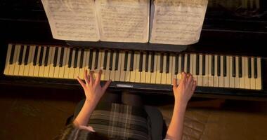 vrouw piano speler, visie van de top. vrouw Toneelstukken de piano top visie video