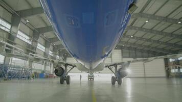 Flugzeug im Halle, Rückseite Aussicht von Flugzeug und Licht von Fenster. groß Passagier Flugzeug im ein Halle auf Bedienung Instandhaltung video