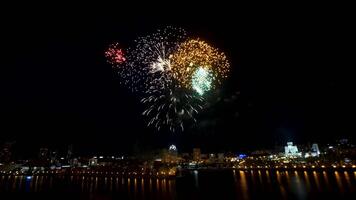 grande Fuegos artificiales terminado el ciudad. hermosa grande Fuegos artificiales terminado el río video