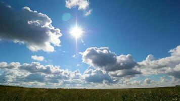 verde campo verão paisagem, espaço de tempo. nuvens e azul céu campo video