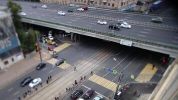 de viaduct verkeer hub en modern architectuur. filmmateriaal. verkeer in de stad Aan de brug. concept van beweging en stedelijk leven. timelapse video