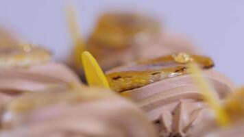 chocola muffin met klein stukken van mango. chocola cupcakes met mango, detailopname video