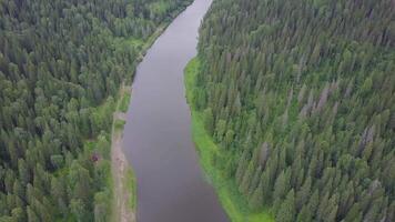 underbar antenn panorama- se på de turistiska del av de flod på solnedgång. klämma. skön naturlig landskap på sommar. Europa video