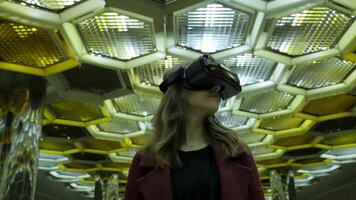 virtueel realiteit, 3D-technologieën, cyberruimte, wetenschap en mensen concept - gelukkig jong vrouw in 3d bril. jong vrouw in een vr bril Aan abstract achtergrond video