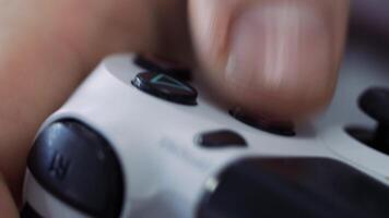 fechar acima do masculino mãos segurando uma controle de video game controlador enquanto jogando uma vídeo jogos às casa - jovem homem tendo Diversão com jogos - jogos, entretenimento, tecnologia conceito.