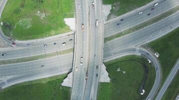 erhöht Schnellstraße. Clip. das Kurve von Suspension Brücke. Antenne Sicht. oben Sicht. Hintergrund szenisch Straße video