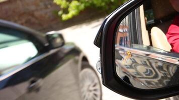 autonome voitures sur une route avec visible connexion. aveugle place surveillance système avertissement lumière icône dans côté vue miroir de une moderne véhicule. voiture système video