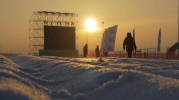 zonsondergang over- wit met sneeuw bedekt weg, staand De volgende naar de stadium video