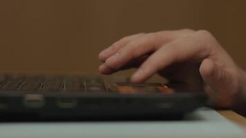 stänga upp av kvinna hand rörande en tochpad på bärbar dator. stänga upp av ung affärskvinna skriver på dator bärbar dator på de kontor eller Kafé video
