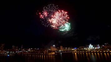 groot vuurwerk over- de stad. mooi groot vuurwerk over- de rivier- video