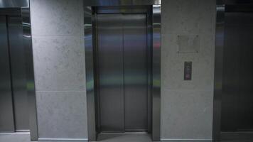 modern lift in een gebouw. lift in kantoor gebouw. Gesloten lift deur Aan grond verdieping video