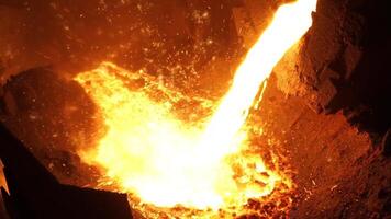 líquido metal a partir de explosão forno. líquido ferro a partir de concha dentro a siderúrgica video