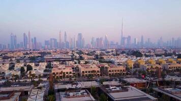 schön Antenne Aussicht mit Strand von oben zu Sonnenaufgang und Stadt futuristisch Skylines Gebäude und Infrastruktur. Dubai, vereinigt arabisch Emirate. oben Aussicht von Dubai beim Sonnenaufgang. video