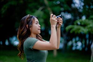 hermosa asiático turista y su personal cámara hembra fotógrafo rodear millares foto