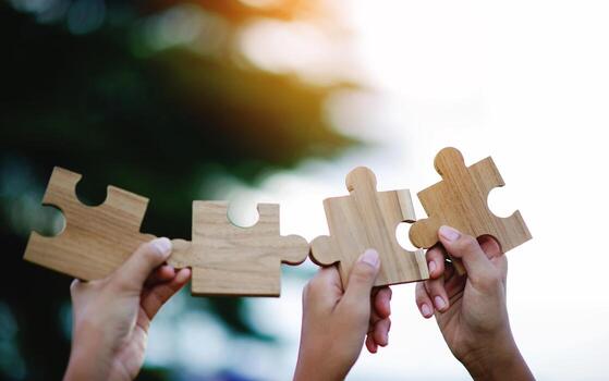 rompecabezas rompecabezas de genial grupo cooperación, unidad y contento trabajando juntos. foto