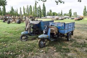 scooter hormiga. antiguo Soviético motor scooter en Tres ruedas con un carro foto