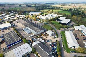 un aéreo ver de almacén edificios a negocio Al por menor parque a Northampton ciudad de Inglaterra, Reino Unido, octubre 25, 2023 foto