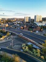 alto ángulo ver de central lutón ciudad de Inglaterra Reino Unido durante puesta de sol tiempo. diciembre 1º, 2023 foto