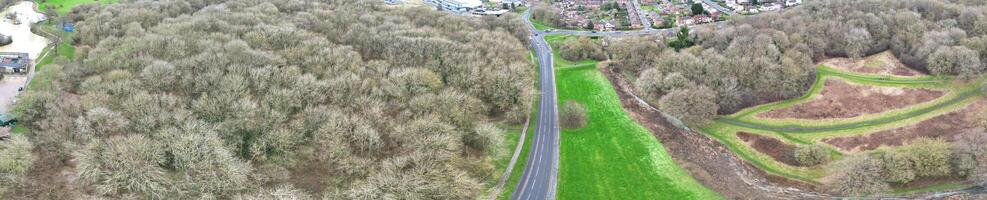 aéreo panorámico ver de corby pueblo de Inglaterra unido Reino durante nublado y lluvioso clima de invierno. enero 11, 2024 foto