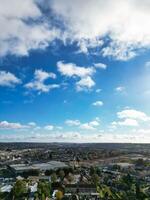 alto ángulo ver de norte lutón ciudad de Inglaterra Reino Unido durante frío y brillante día de invierno. noviembre 7, 2023 foto