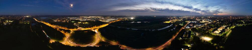 aéreo panorámico ver de iluminado Northampton ciudad de Inglaterra, Reino Unido durante noche de octubre 25, 2023 foto