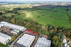 un aéreo ver de almacén edificios a negocio Al por menor parque a Northampton ciudad de Inglaterra, Reino Unido, octubre 25, 2023 foto