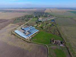 parte superior ver de el aldea. uno lata ver el techos de el casas y jardines parte superior ver de el pueblo con casas y hangares para el almacenamiento de grano. foto