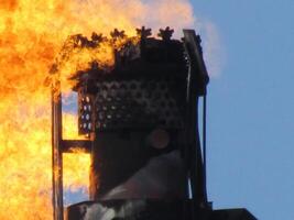 antorcha sistema en un petróleo campo foto