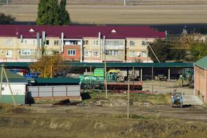 ver de el granja cochera. estacionamiento de agrícola maquinaria. foto