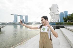 un mujer en merlion fuente en frente de el centro de deportes acuáticos bahía foto