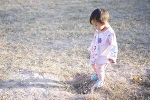 pequeño niña disfrutando al aire libre Deportes actividades. foto