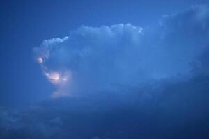 relámpagos en tormenta nubes foto