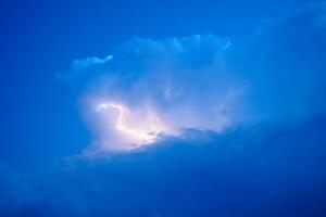 relámpagos en tormenta nubes repique de un trueno y el espumoso relámpagos en nubes foto