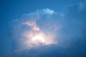 relámpagos en tormenta nubes repique de un trueno y el espumoso relámpagos en nubes foto