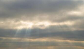 luz de sol filtración mediante el nubes foto