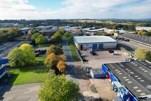 un aéreo ver de almacén edificios a negocio Al por menor parque a Northampton ciudad de Inglaterra, Reino Unido, octubre 25, 2023 foto