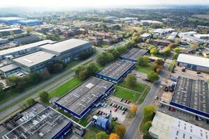 un aéreo ver de almacén edificios a negocio Al por menor parque a Northampton ciudad de Inglaterra, Reino Unido, octubre 25, 2023 foto