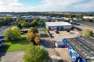 un aéreo ver de almacén edificios a negocio Al por menor parque a Northampton ciudad de Inglaterra, Reino Unido, octubre 25, 2023 foto