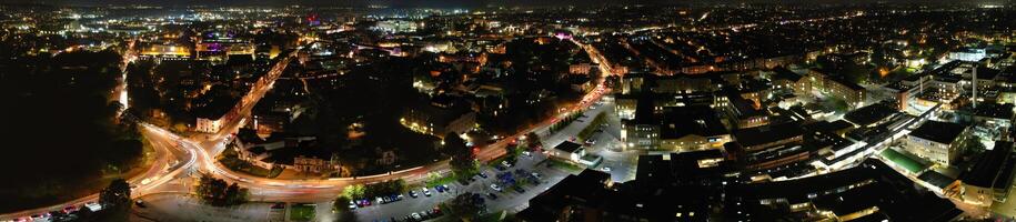 aéreo panorámico ver de iluminado Northampton ciudad de Inglaterra, Reino Unido durante noche de octubre 25, 2023 foto