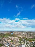 alto ángulo ver de norte lutón ciudad de Inglaterra Reino Unido durante frío y brillante día de invierno. noviembre 7, 2023 foto