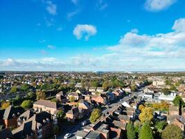 alto ángulo ver de norte lutón ciudad de Inglaterra Reino Unido durante frío y brillante día de invierno. noviembre 7, 2023 foto