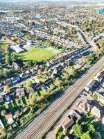 alto ángulo ver de norte lutón ciudad de Inglaterra Reino Unido durante frío y brillante día de invierno. noviembre 7, 2023 foto